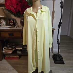 Elegant vintage Gaymode yellow nightgown with matching robe, L.